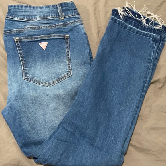 Guess Jeans cropped. Frayed - Picture 3 of 5